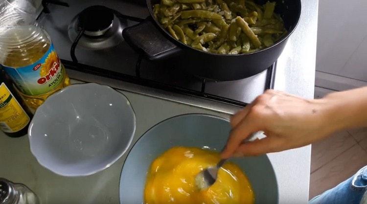 Разбийте яйцата отделно.
