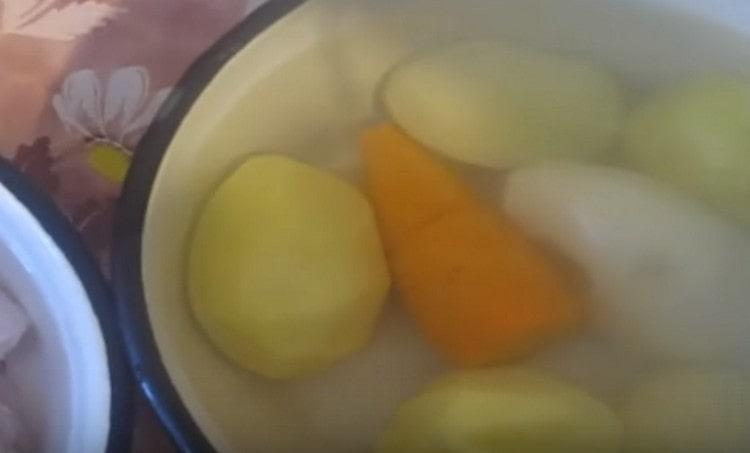 Почистваме лука, морковите, картофите.