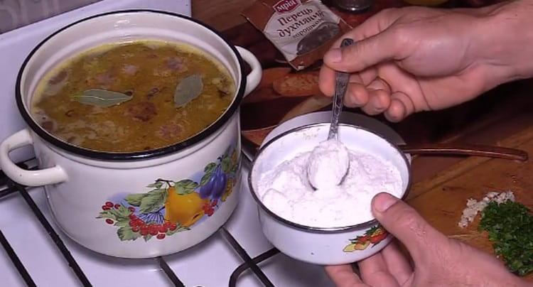Добавете в супата черен пипер, сол и дафинови листа.