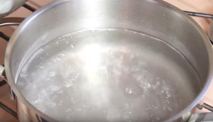 В тенджера докарайте водата до кипене.