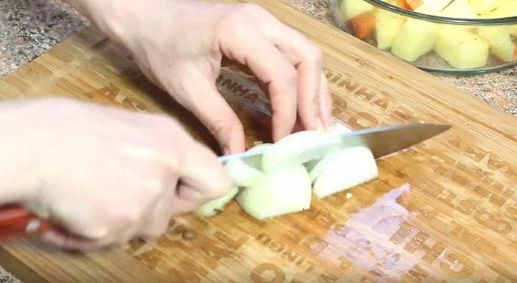 Нарязваме и лука.