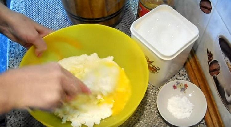 Добавете захарта, солта, ваниловата захар и разбъркайте масата.
