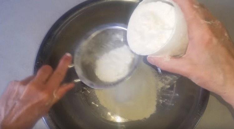 За начало пресейте брашното.