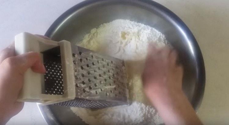 Втрийте студеното масло директно в брашното.