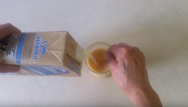 Добавете млякото и разбъркайте.