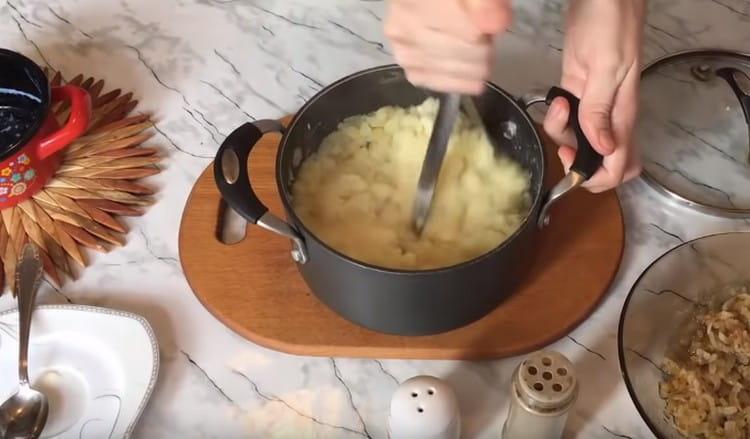 Каша картофи с масло и мляко.