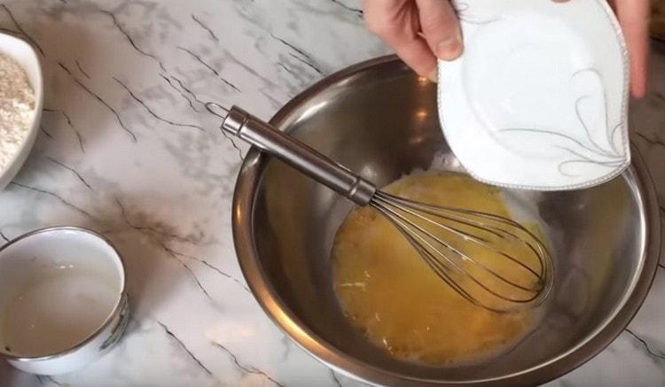 Добавете разтопеното масло и солта към яйцето.
