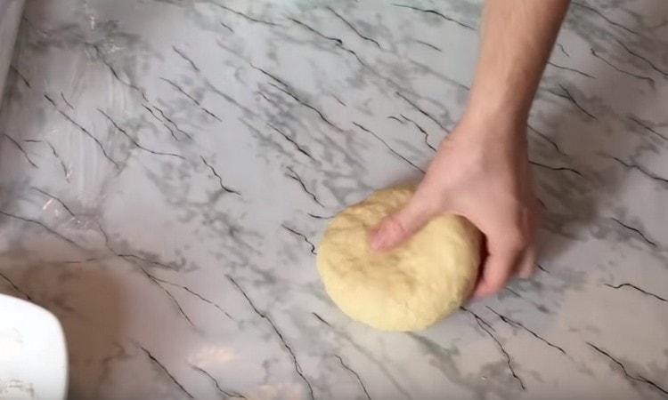 Омесете доста стегнато тесто.