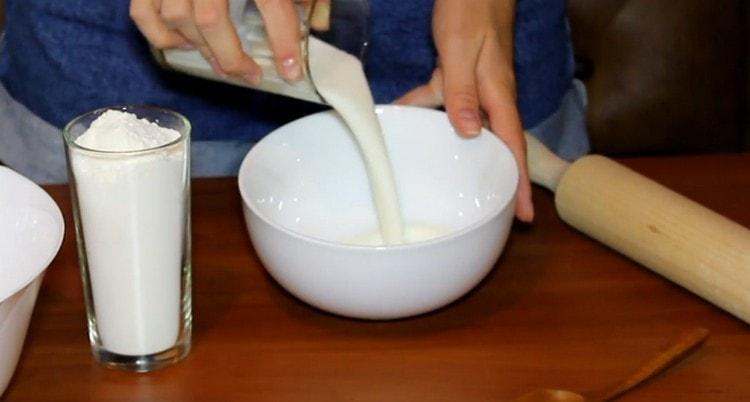 Изсипете кефир в купа.