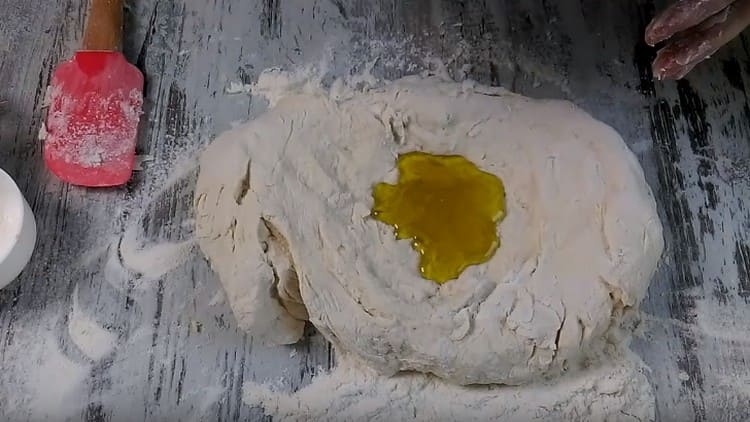 В тестото също смесваме зехтин.