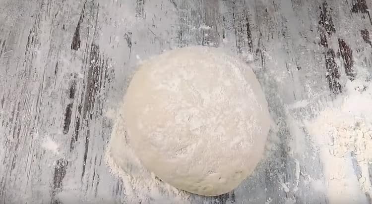 Тесто за пица с мая в мляко е готово.