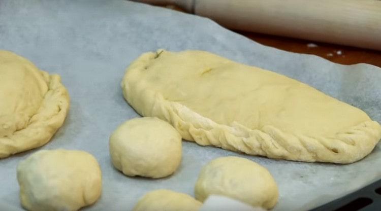 Започваме тестото с всякакъв пълнеж и поставяме продуктите върху лист за печене.