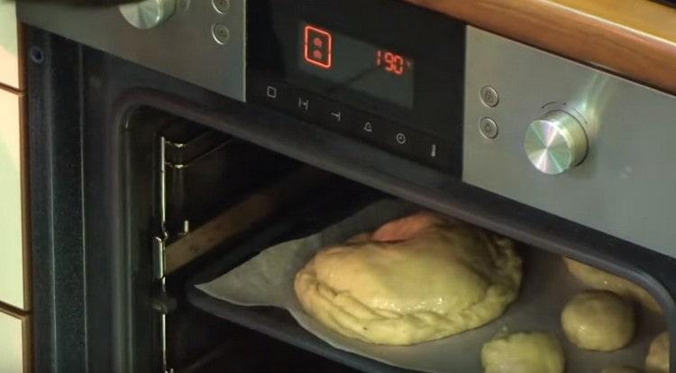 Изпращаме листа за печене с продуктите във фурната.