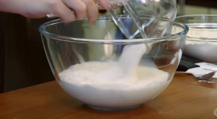Изсипете сухите съставки в затопленото мляко.