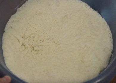 Приготвяме нежно тесто за пица с мляко по стъпка по стъпка рецепта със снимка.