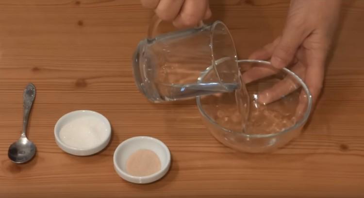 Изсипете топла вода в купа.