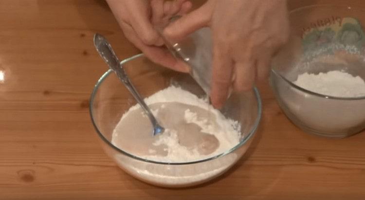Към брашното добавете сол, мая. растително масло.