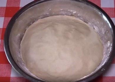 Приготвяме тестото с мая на кефир, нежно като пух, съгласно рецептата със снимка.