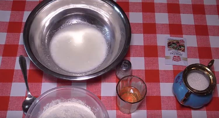 Изсипете нагретия кефир в купа.