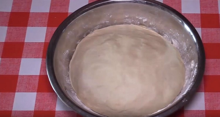Това тесто с кефирна мая е меко като пух.