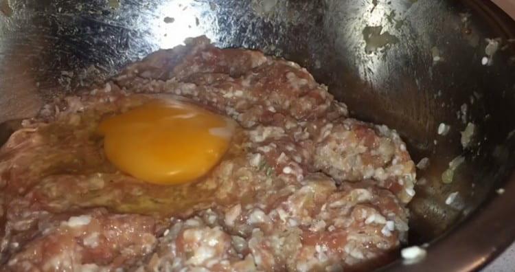 разбийте яйцето до каймата и разбъркайте всичко старателно.