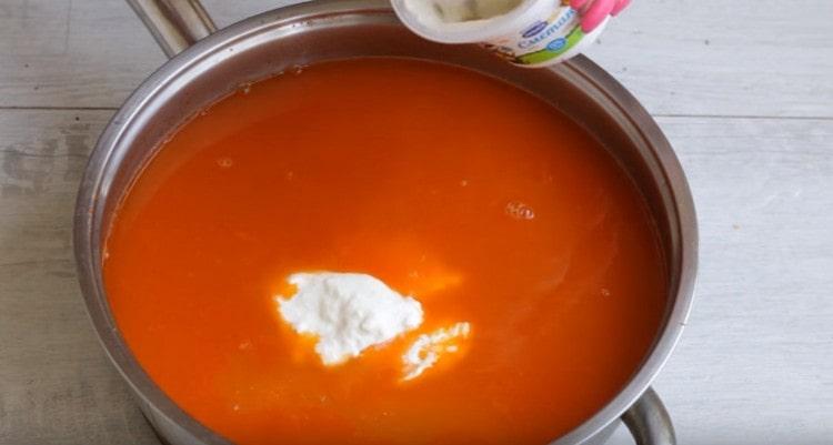 Добавете заквасена сметана към соса, разбъркайте.