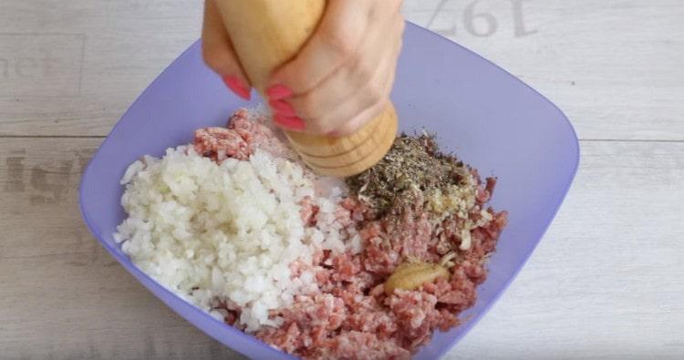 Добавете подправки на вкус.