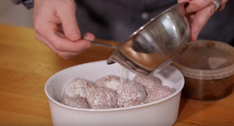 Залейте кюфтенцата със соса.