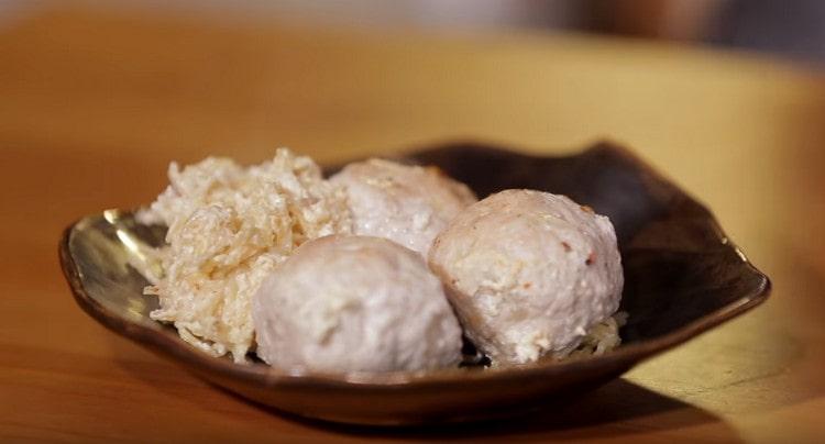 Нежните пуешки кюфтета вървят добре с юфка.