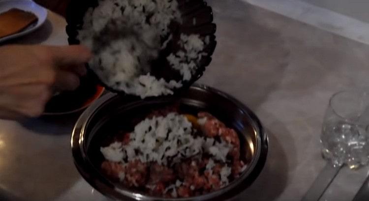 Смесете ориза с каймата, яйцето.