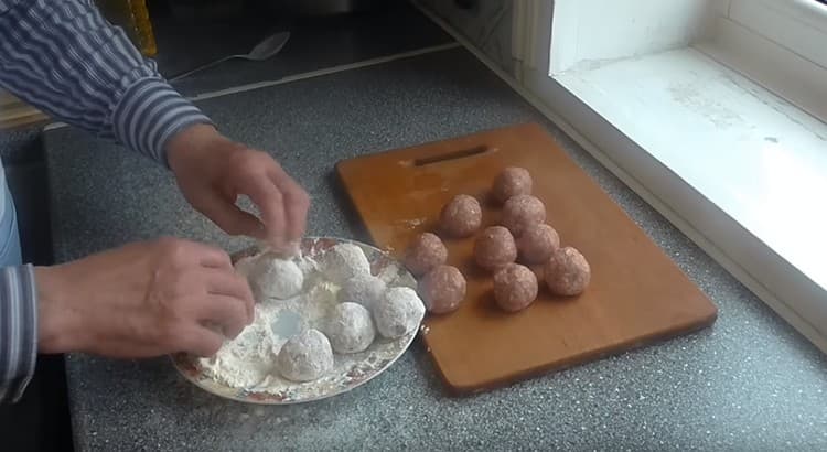 Хлебни кюфтета в брашно.