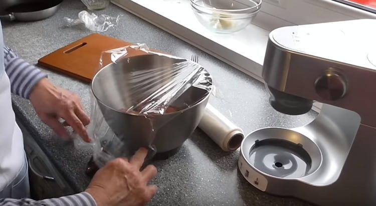 Контейнерът с кайма се изпраща в хладилника за половин час.