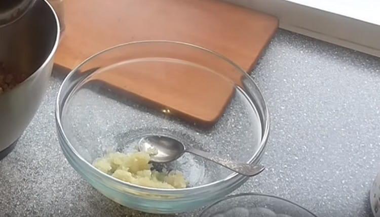 Смелете лука с месомелачка и изцедете сок от него.