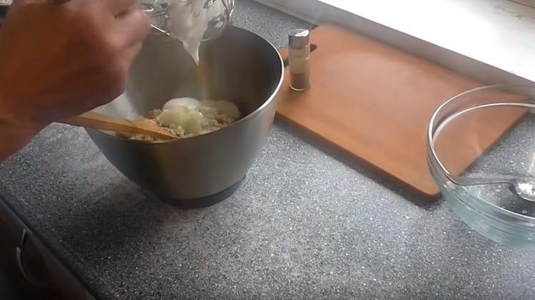 Комбинирайте ориз, кайма, лук и протеини.