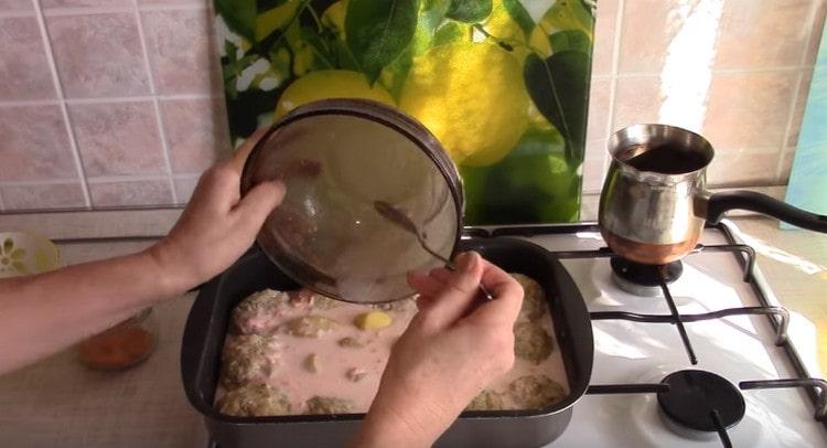 Изсипете съда с получения сос и го върнете във фурната.