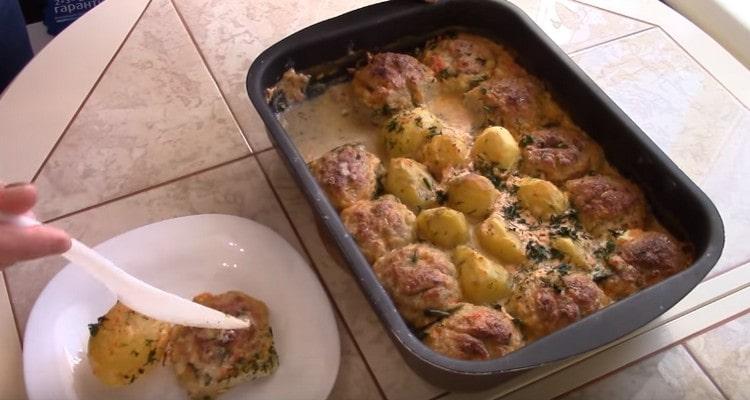 Кюфтета с картофи е прекрасен втори курс, който е подходящ за закуска и вечеря.