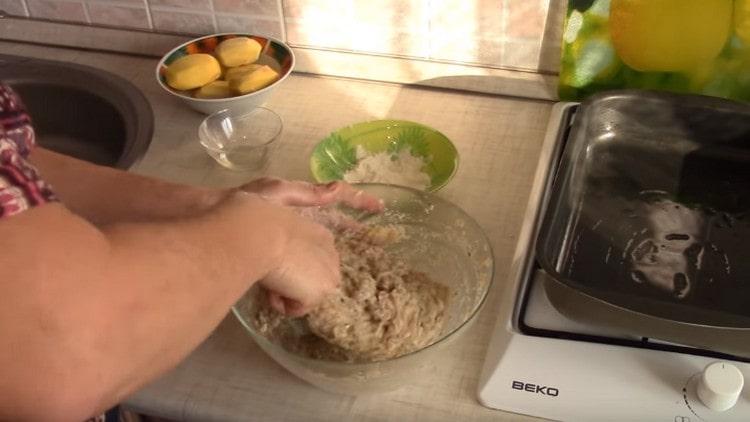 Разбъркайте каймата старателно.