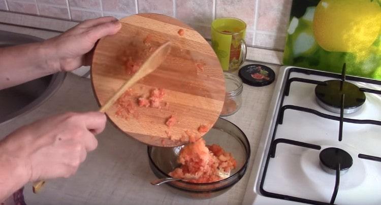 Приготвяме сос на базата на заквасена сметана и домат (или домат).