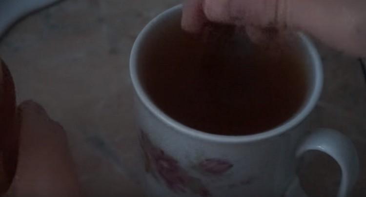 Разтворете доматеното пюре във вода.