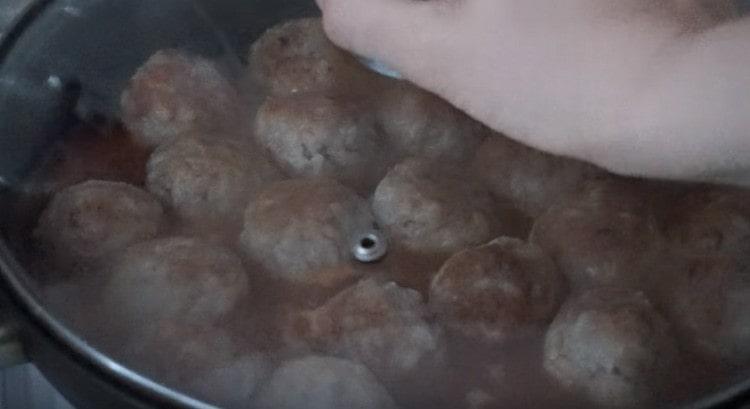 Оставете кюфтетата да се задушат под капака.