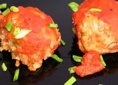 Нежни месни кюфтета с ориз в доматен сос 🍲