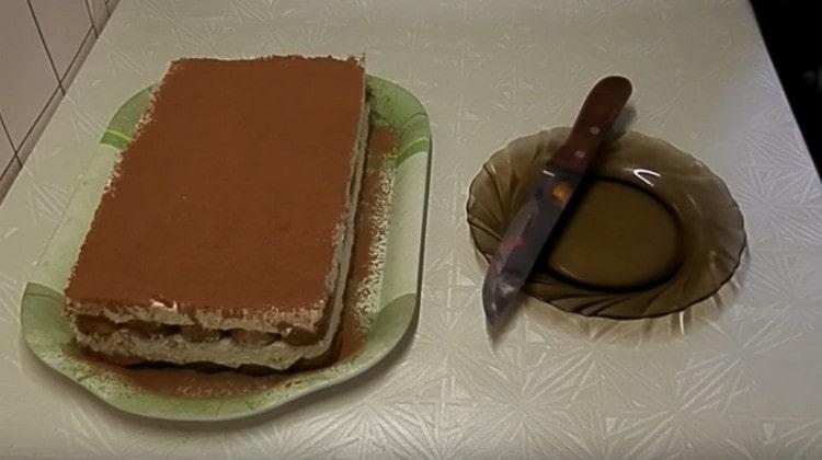Готовото тирамису със сметана и маскарпоне без яйца, поръсете какао.