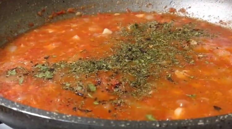 Добавете ароматни билки, сол, черен пипер към соса на вкус.