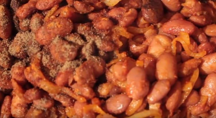 Добавете сол и черен пипер на вкус.