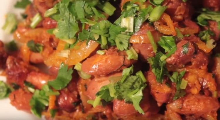 Червеният боб, приготвен по тази рецепта, е вкусен и питателен.