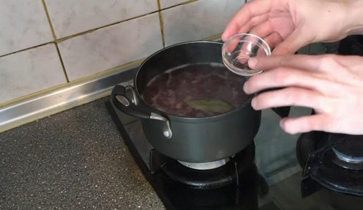 За да готвите лобио с червен боб на грузински, пригответе ястията