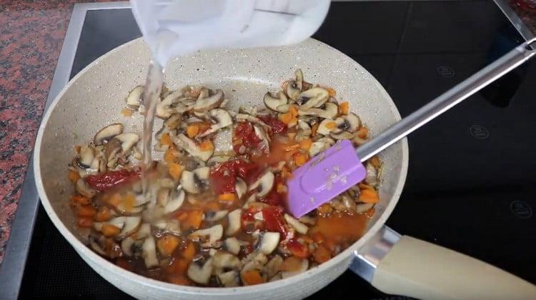 Добавете малко вода и оставете да къкри ястието.