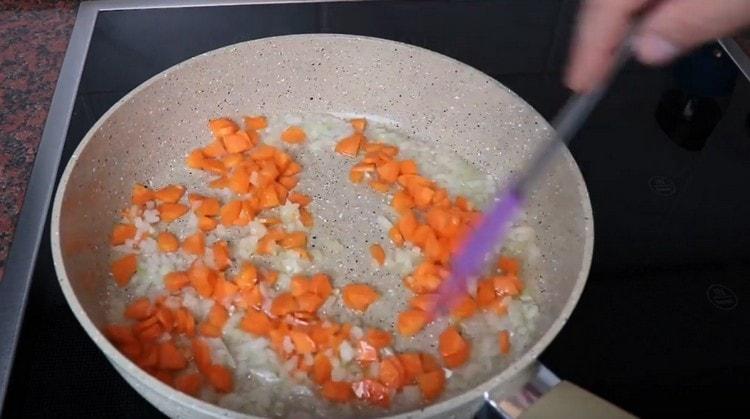 Добавете морковите към лука.