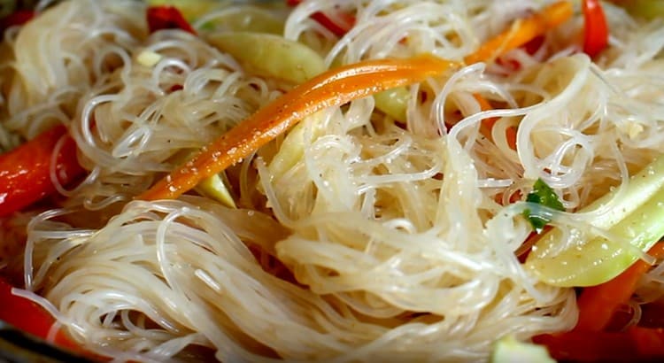 Добавете сол и черен пипер по ваш вкус.