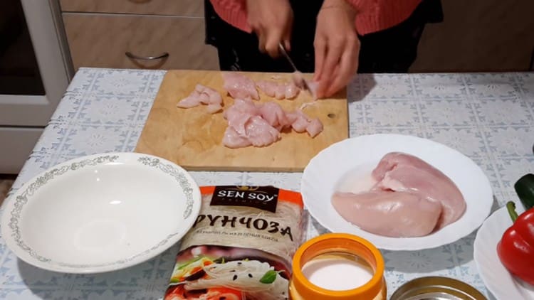 Нарежете пилето на тънки ивици.